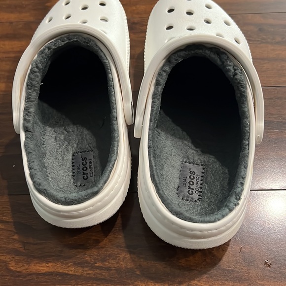 Croc’s classic fuzz lined clog white WORN ONCE women’s 9 men’s 7 grey fuzzy croc - Picture 2 of 8